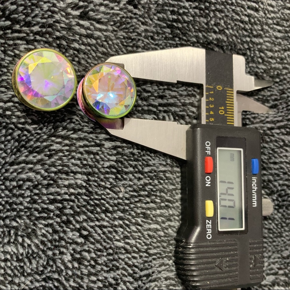 14MM 9/16ths AB Crystal screw back plugs